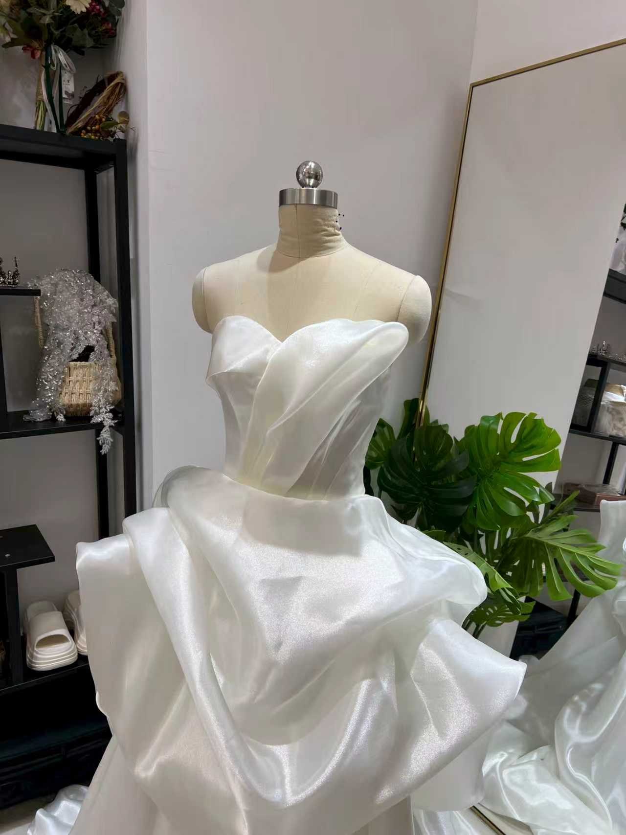 ウェディングドレス シルク風オーガンジーサテン ベアトップ ラッフルフリル デザイン感 優雅なシルエット 結婚式