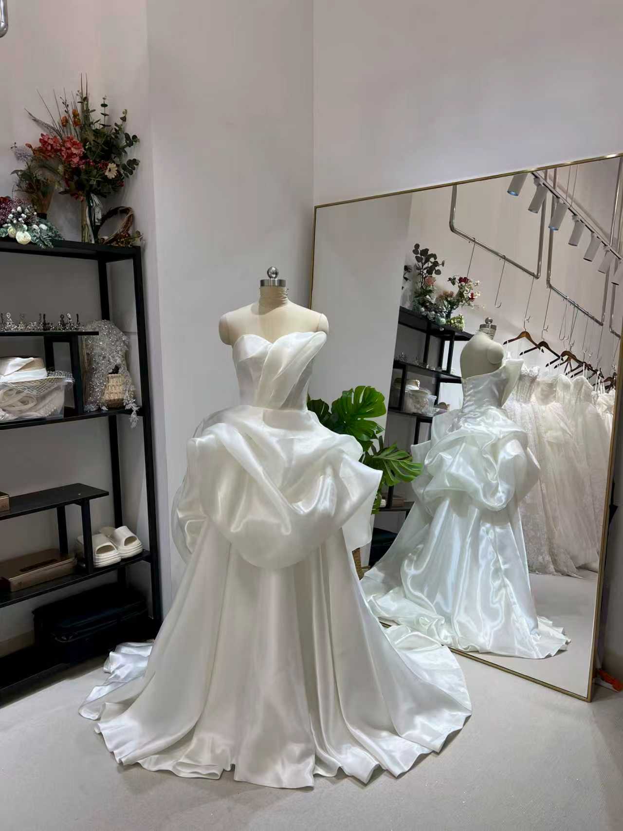 ウェディングドレス シルク風オーガンジーサテン ベアトップ ラッフルフリル デザイン感 優雅なシルエット 結婚式