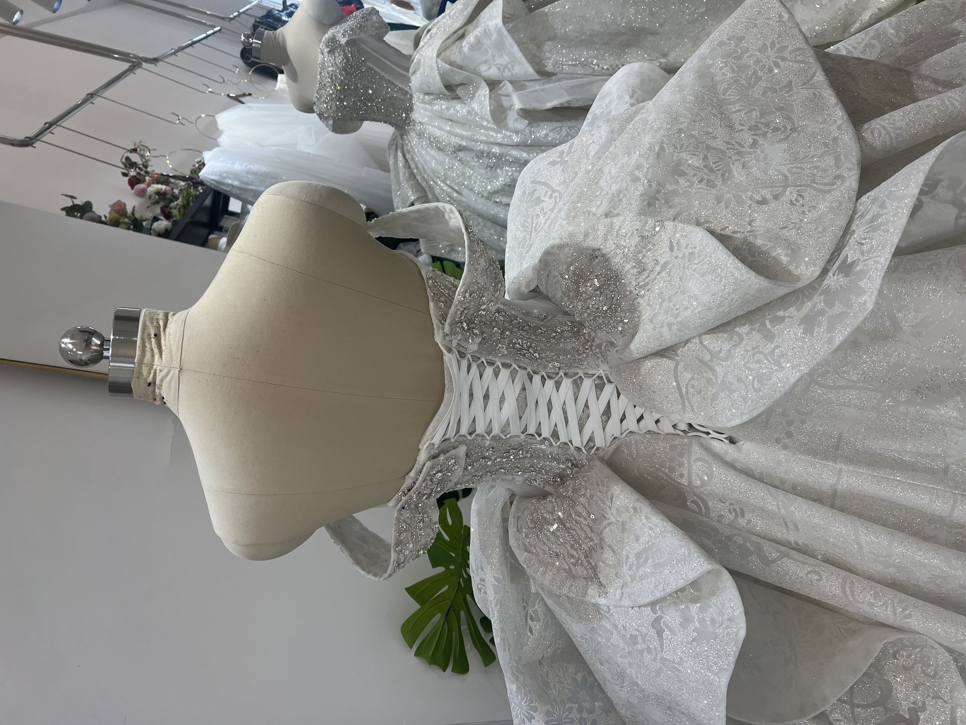 豪華！ウエディングドレス 韓国風ドレス ビジュー オフショルダー 流れる透け花レース ボリュームドレス 拳式/前撮り