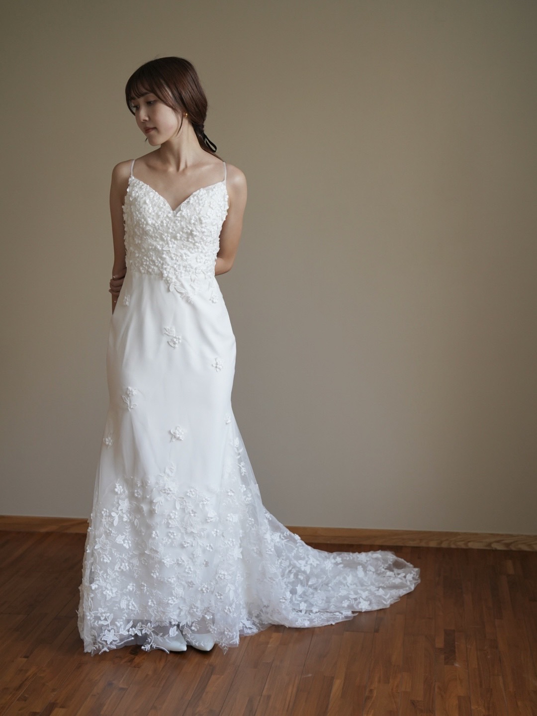 優しい ウェディングドレス Vネック 花モチーフ キャミソール マーメイドライン 前撮り