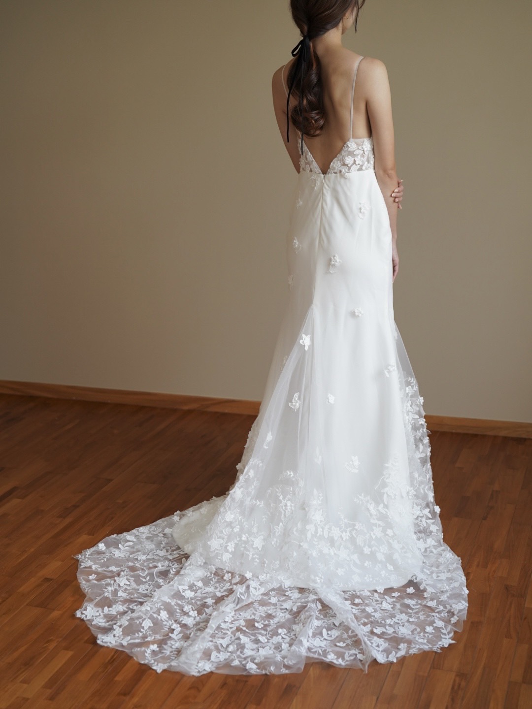 優しい ウェディングドレス Vネック 花モチーフ キャミソール マーメイドライン 前撮り