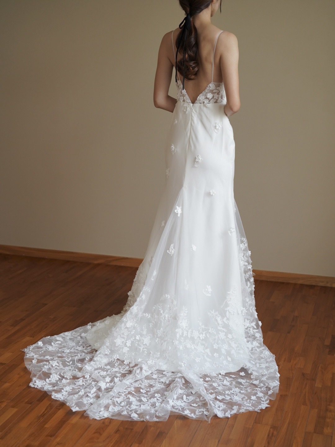優しい ウェディングドレス Vネック 花モチーフ キャミソール マーメイドライン 前撮り