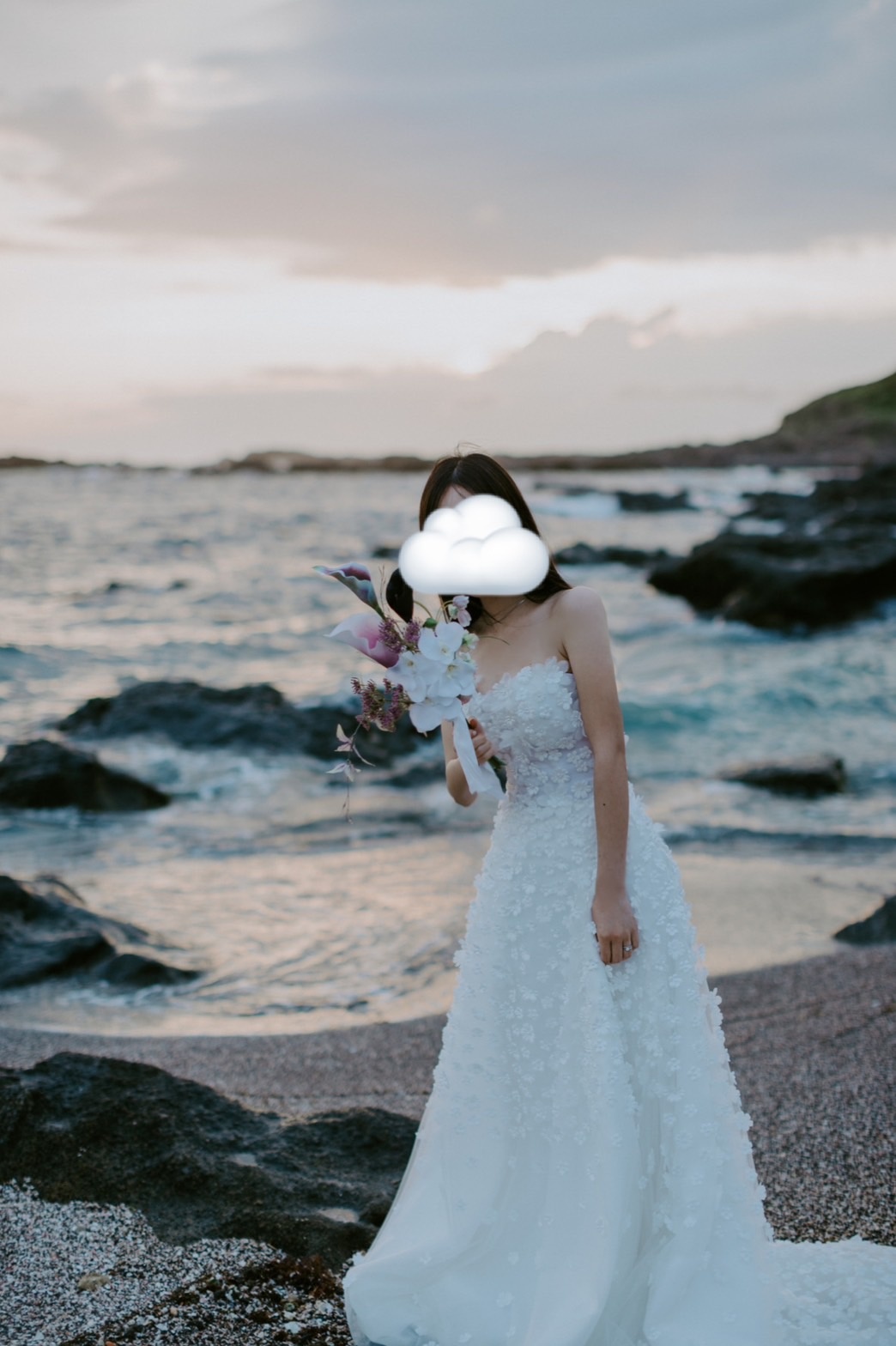 実例写真！抜群のおしゃれ見え ウエディングドレス ベアトップ 花モチーフ パール 華やかなトレーン 前撮り