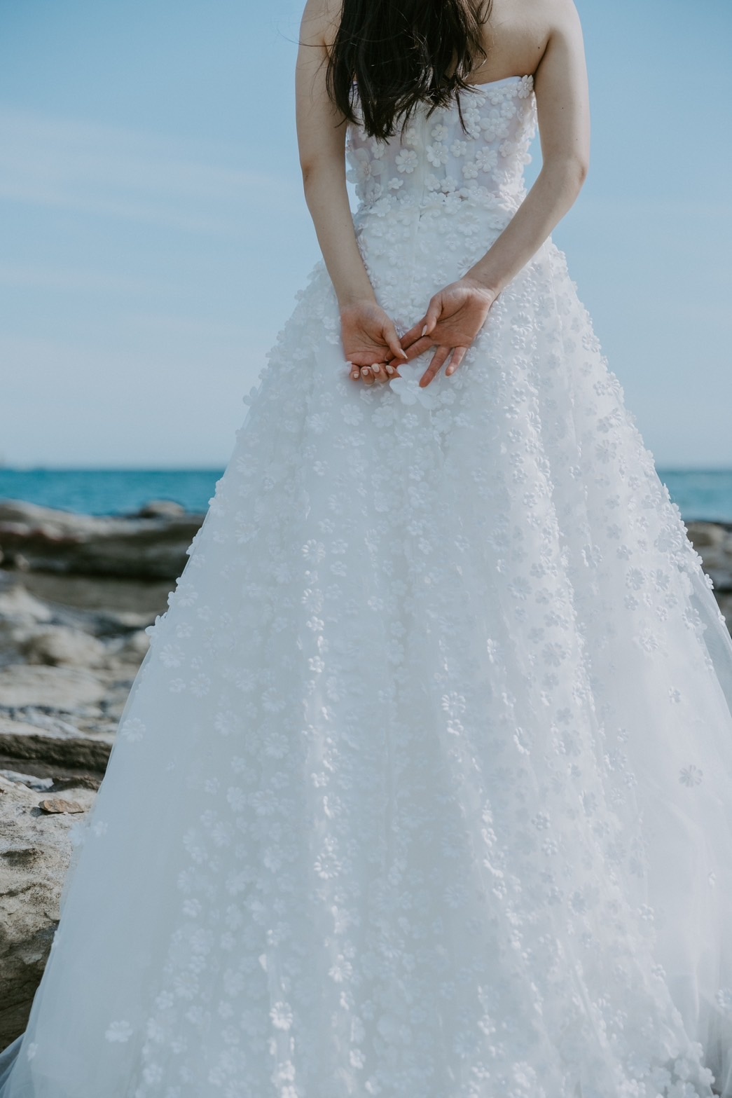 実例写真！抜群のおしゃれ見え ウエディングドレス ベアトップ 花モチーフ パール 華やかなトレーン 前撮り