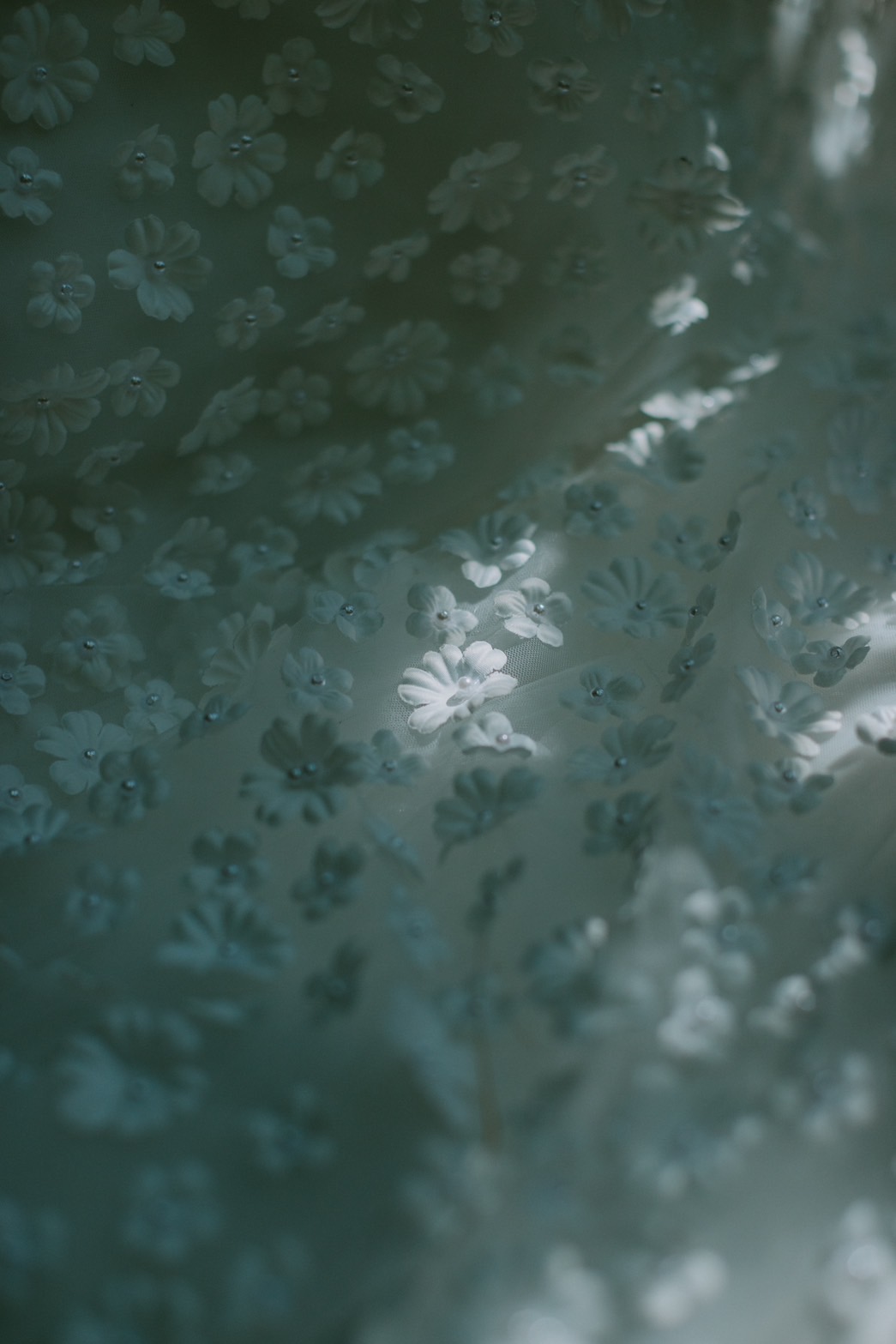 実例写真！抜群のおしゃれ見え ウエディングドレス ベアトップ 花モチーフ パール 華やかなトレーン 前撮り