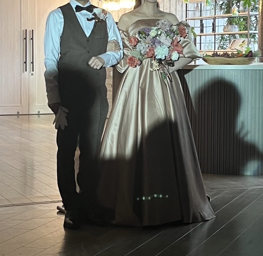 送料無料！ベージュゴールド　2waysカラードレス　取り外しパフスリーブ　トレーン　高級サテンドレス　編上げ