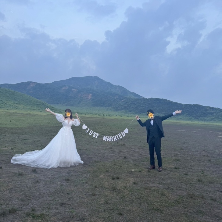 実例写真！ウエディングドレス ベアトップ キラキラチュール パフスリーブ 3D立体 花モチーフ 拳式/前撮り