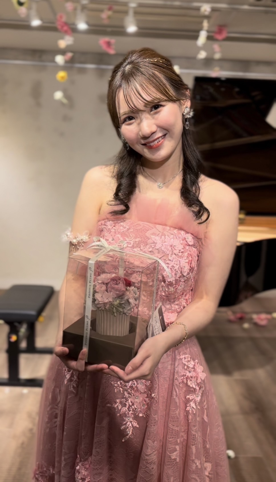 実例写真！パーティードレス ローズピンク 演奏会/音楽会 ショルダー型 魅惑の花レース 華やか 前撮り