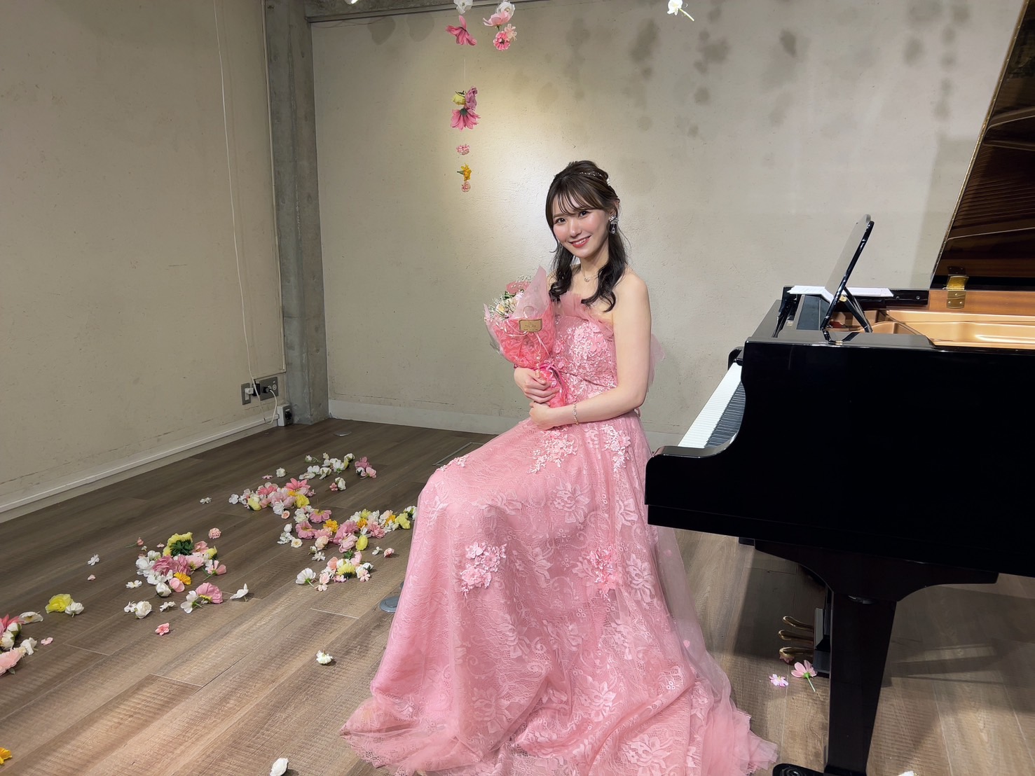 実例写真！パーティードレス ローズピンク 演奏会/音楽会 ショルダー型 魅惑の花レース 華やか 前撮り