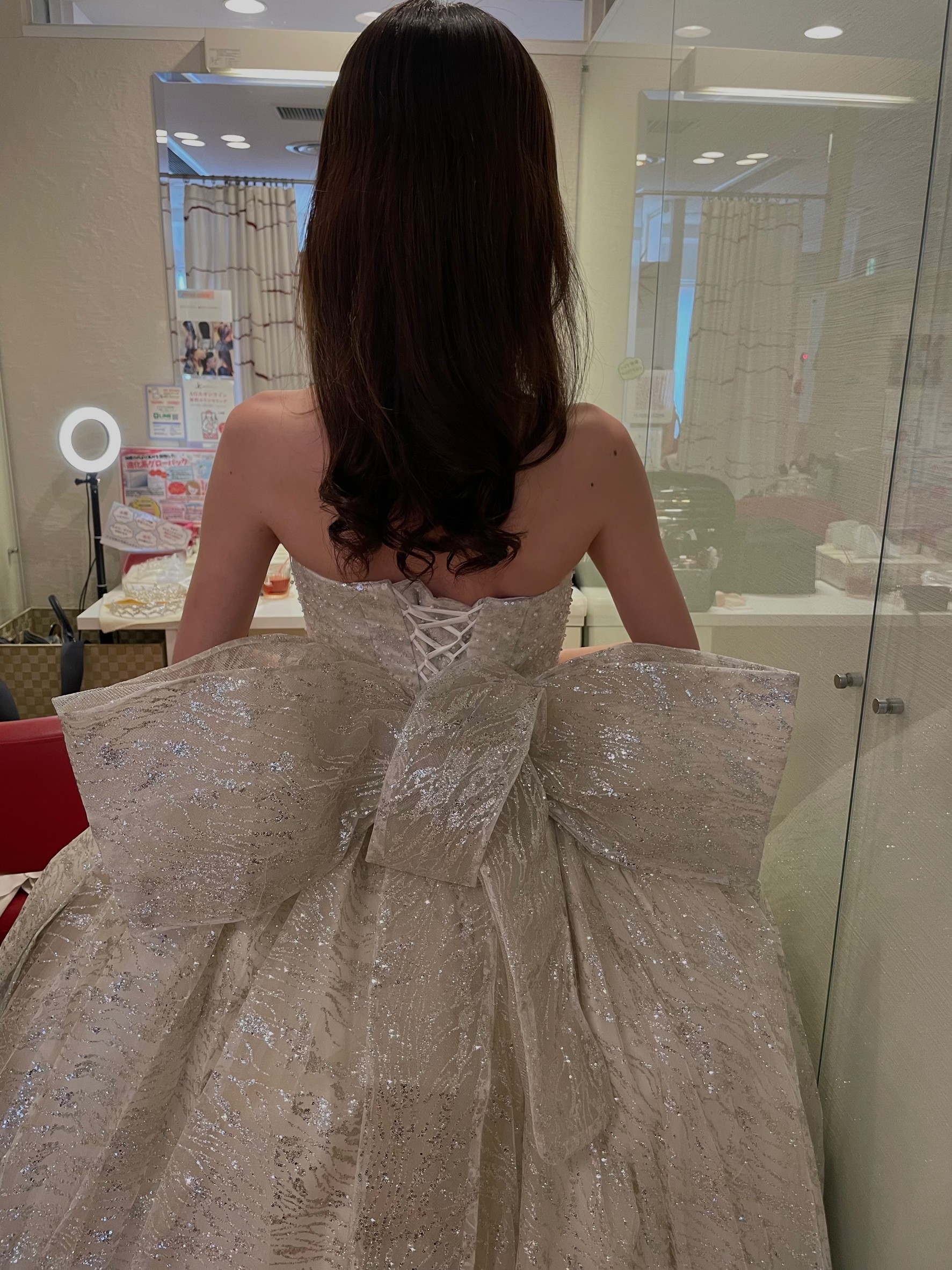 実例写真！豪華！ウェディングドレス ベアトップ ふっくら柔らかなバックリボン シークインチュール 憧れのドレス 結婚式