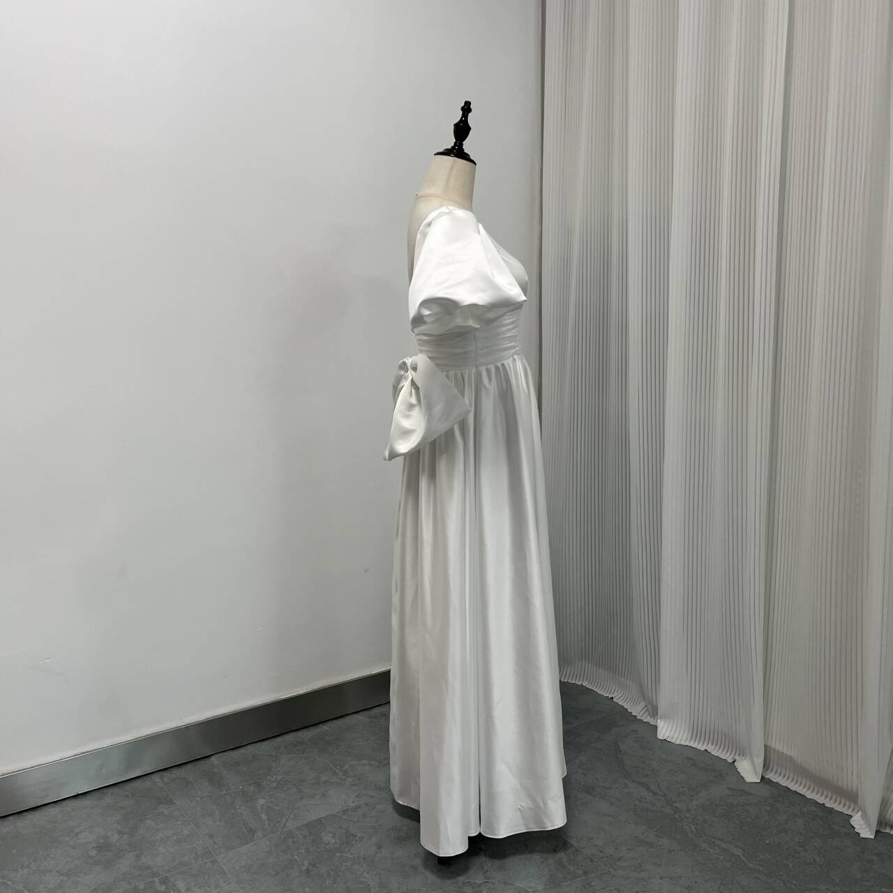 フランス風 プリンセスライン パフスリーブ 光沢サテン 前撮り ミディアムドレス 2次会 挙式