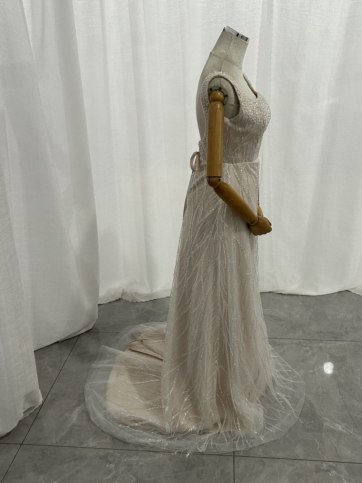 カラードレス シャンパン色 スクエアネック 背中見せ シークインチュール ミニトレーン 編み上げ 披露宴