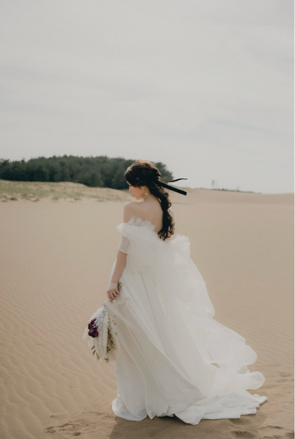 実例写真！美品！ウエディングドレス ベアトップ ふわふわ袖 デザイン感 ファスナー 結婚式/披露宴