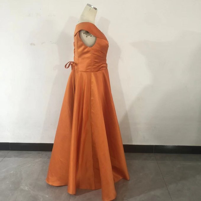 実例写真！パーティードレス オレンジ オフショルダー 光沢サテン ロング 編み上げ 演奏会/音楽会