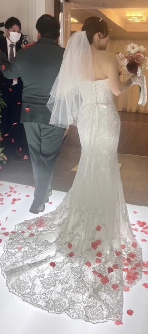 実例写真！ウェディングドレス マーメイドライン ベアトップ 贅沢な総レース 編み上げ 華やかなトレーン 結婚式