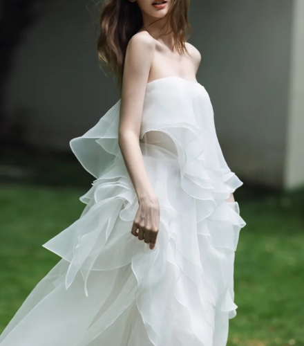 ウエディングドレス ベアトップ ラッフルフリル ふわふわドレス 可愛い 優雅なシルエット 前撮り