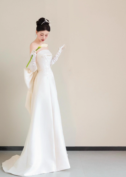 ウェディングドレス ベアトップ 豪華なバックリボン Aライン 繊細レース クラシカル 結婚式