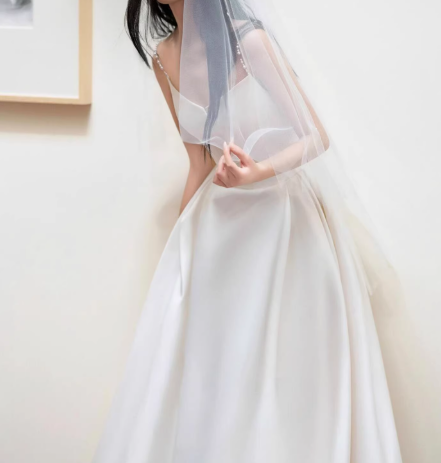 ウェディングドレス キャミソール 光沢サテン Aライン ロングトレーン エレガント 2次会/合コン