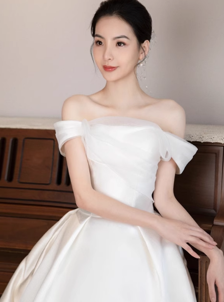 ウェディングドレス オフショルダー 光沢サテン フランス風 スレンダーライン 結婚式