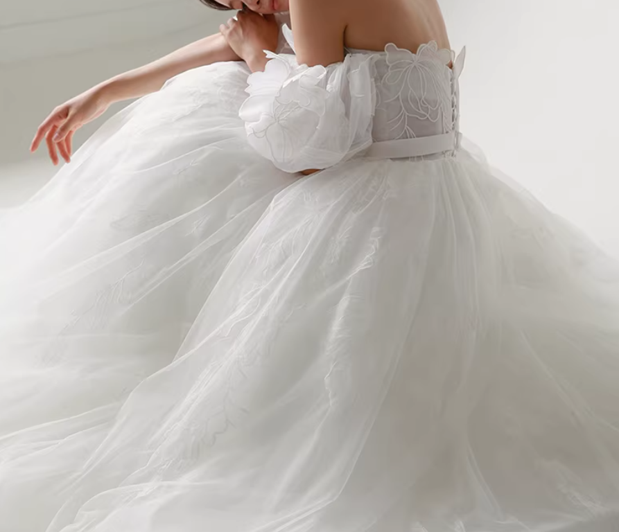 美品！ウェディングドレス ベアトップ パフスリーブ 花モチーフ フランス風 憧れのドレス 拳式/前撮り