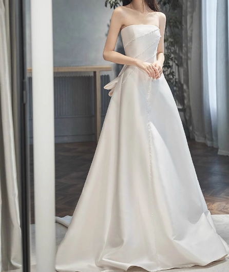 ウェディングドレス ベアトップ キラキラスパンコール 豪華なバックリボン 細見えシルエット 結婚式