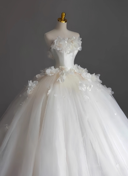 華やか ウェディングドレス ベアトップ 花柄のモチーフ刺繍が美しく ボリュームドレス 結婚式