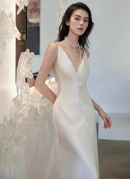 ウエディングドレス Vネック 優雅なシルエット キャミソール 背中見せ 二次会 発表会