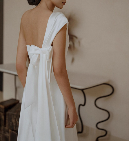 フランス風 ウェディングドレス ワンショルダー 細見えシルエット バックリボン ミニトレーン 2次会/合コン