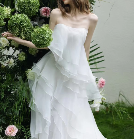ウエディングドレス ベアトップ ラッフルフリル ふわふわドレス 可愛い 優雅なシルエット 前撮り