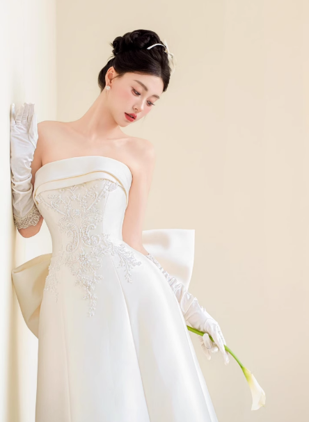 ウェディングドレス ベアトップ 豪華なバックリボン Aライン 繊細レース クラシカル 結婚式