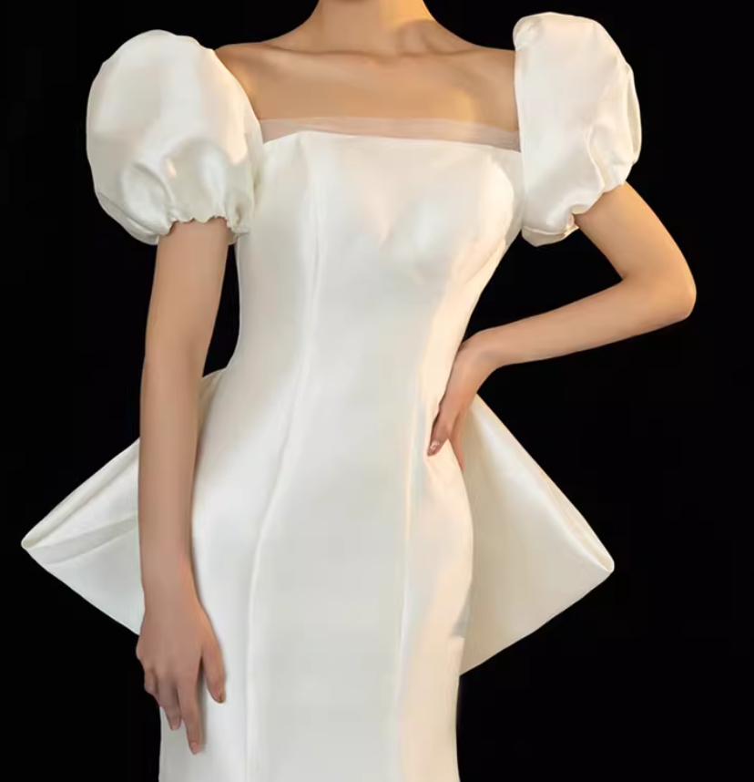 ウェディングドレス パフスリーブ 背中見せ 豪華なバックリボン 優雅なシルエット ミニトレーン 結婚式