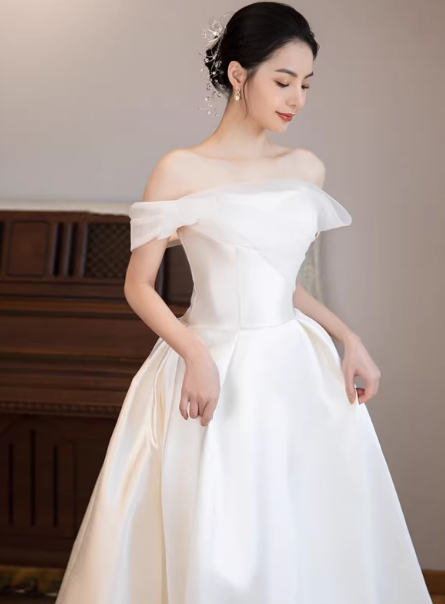 ウェディングドレス オフショルダー 光沢サテン フランス風 スレンダーライン 結婚式