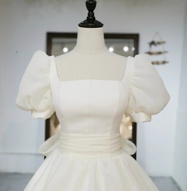 ウェディングドレス スクエアネック 姫袖 大人っぽい ふわふわドレス バックリボン 結婚式