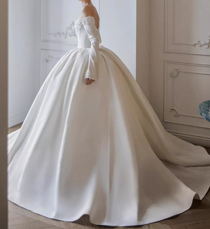 ウェディングドレス オフショルダー ロイヤルサテン プリンセスライン パール 上品レース クラシカル 結婚式