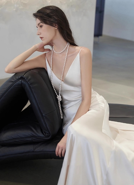 ウエディングドレス Vネック 優雅なシルエット キャミソール 背中見せ 二次会 発表会