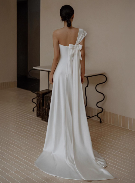 フランス風 ウェディングドレス ワンショルダー 細見えシルエット バックリボン ミニトレーン 2次会/合コン