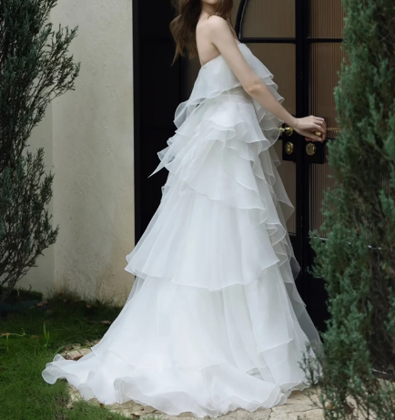 ウエディングドレス ベアトップ ラッフルフリル ふわふわドレス 可愛い 優雅なシルエット 前撮り