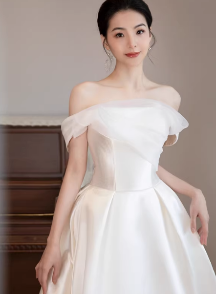 ウェディングドレス オフショルダー 光沢サテン フランス風 スレンダーライン 結婚式