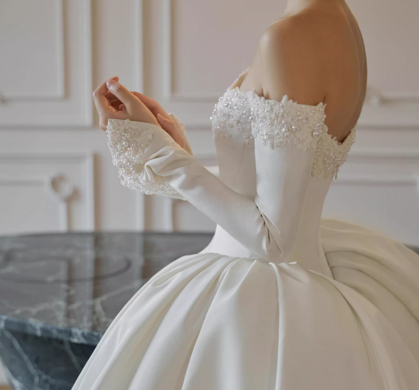 ウェディングドレス オフショルダー ロイヤルサテン プリンセスライン パール 上品レース クラシカル 結婚式