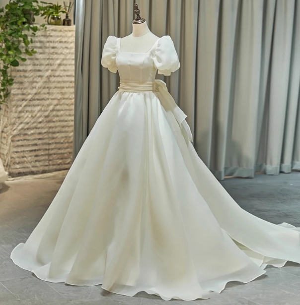 ウェディングドレス スクエアネック 姫袖 大人っぽい ふわふわドレス バックリボン 結婚式