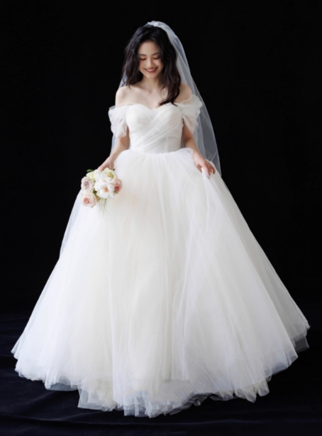 ウェディングドレス オフショルダー 大人っぽい ボリュームドレス 結婚式 前撮り