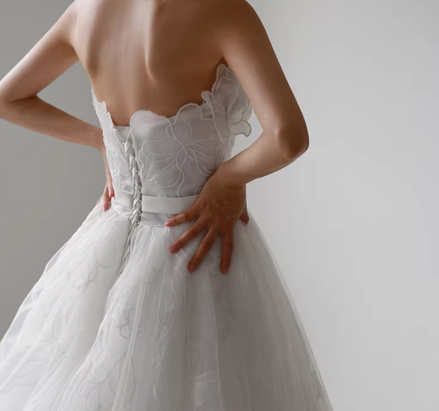 美品！ウェディングドレス ベアトップ パフスリーブ 花モチーフ フランス風 憧れのドレス 拳式/前撮り