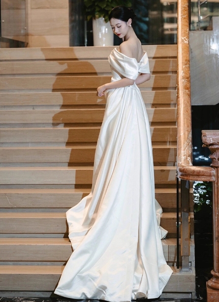 ウェディングドレス オフショルダー 光沢サテン 細見えシルエット 大人っぽい 前撮り