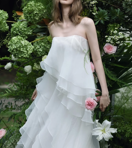 ウエディングドレス ベアトップ ラッフルフリル ふわふわドレス 可愛い 優雅なシルエット 前撮り