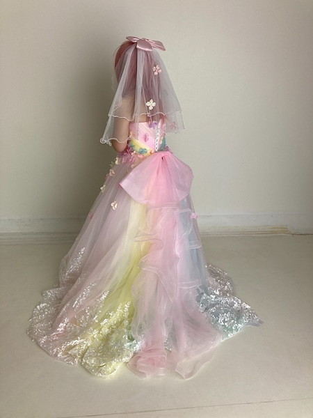 実例写真！パーティードレス レインボー ベアトップ 花モチーフ 裾に繊細レースをあしらった バックリボン 前撮り 可愛い