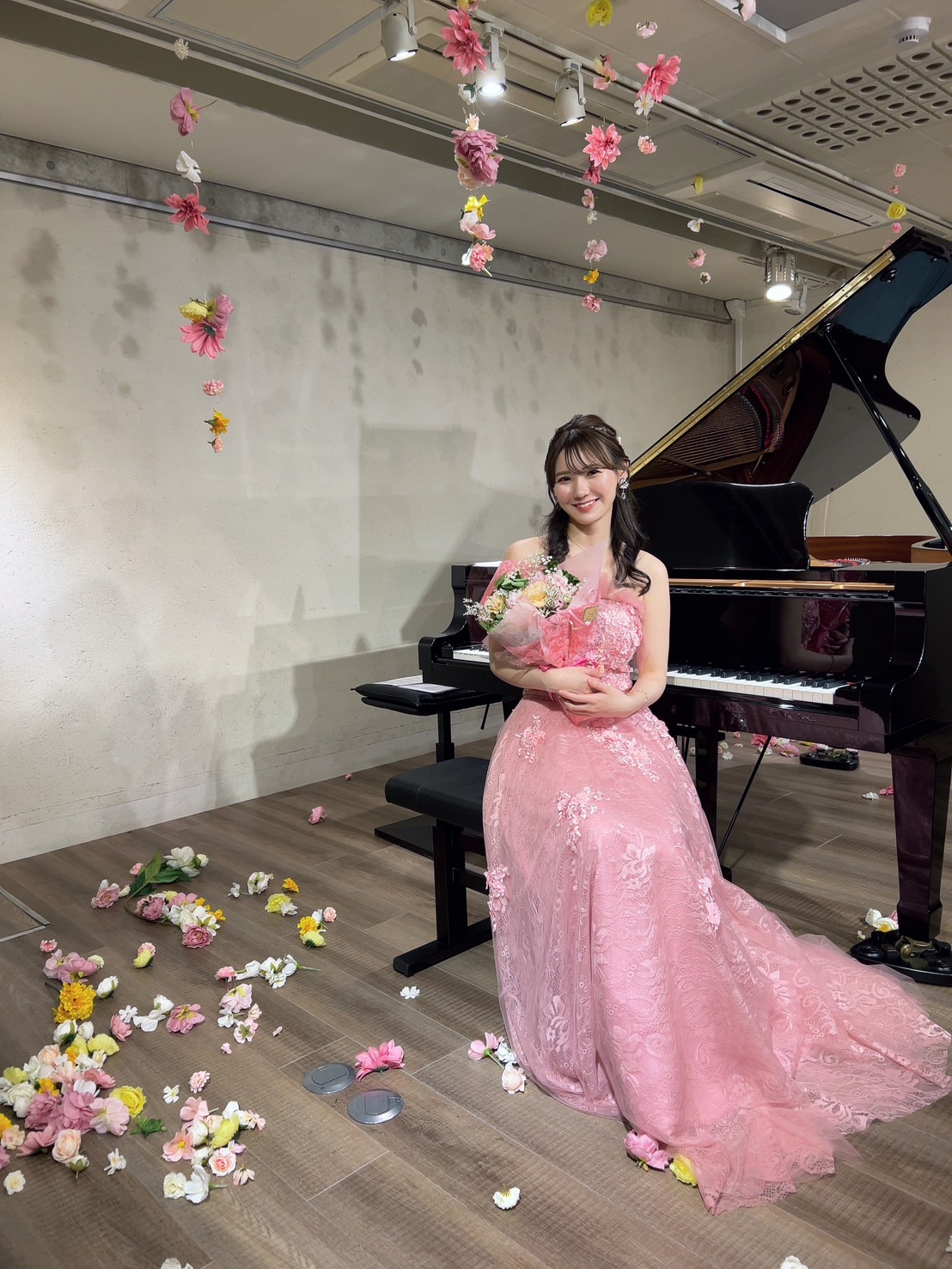 実例写真！パーティードレス ローズピンク 演奏会/音楽会 ショルダー型 魅惑の花レース 華やか 前撮り