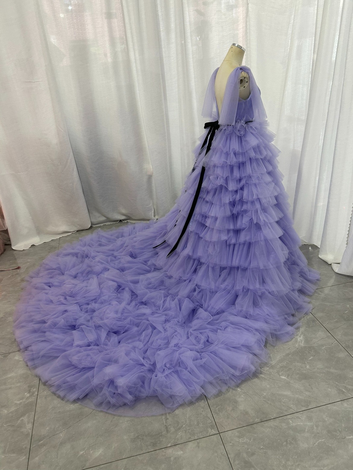 実例写真！華やか カラードレス パープル 柔らかく重ねたチュールスカート キャミソール 披露宴