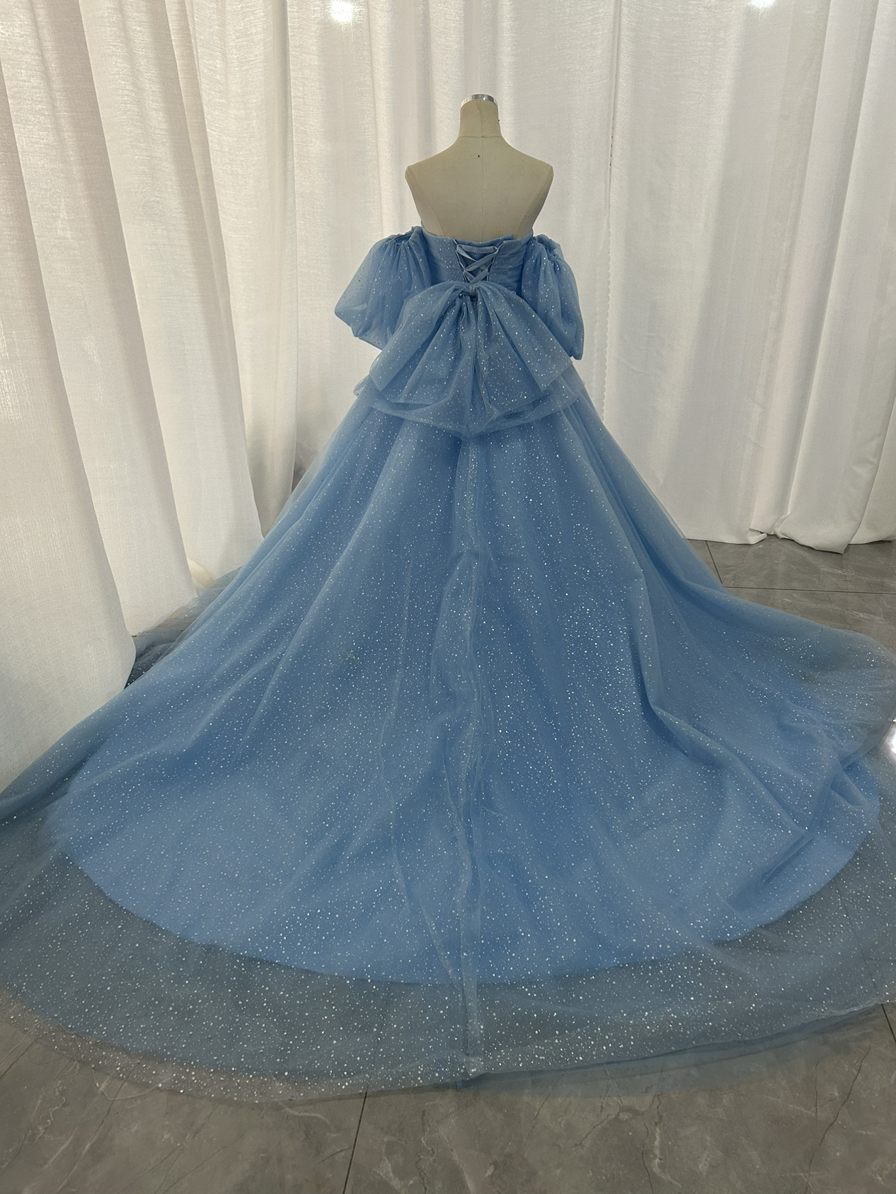 カラードレス ブルー キラキラチュール ベアトップ パフスリーブ 編み上げ ふわふわドレス バックリボン 前撮り