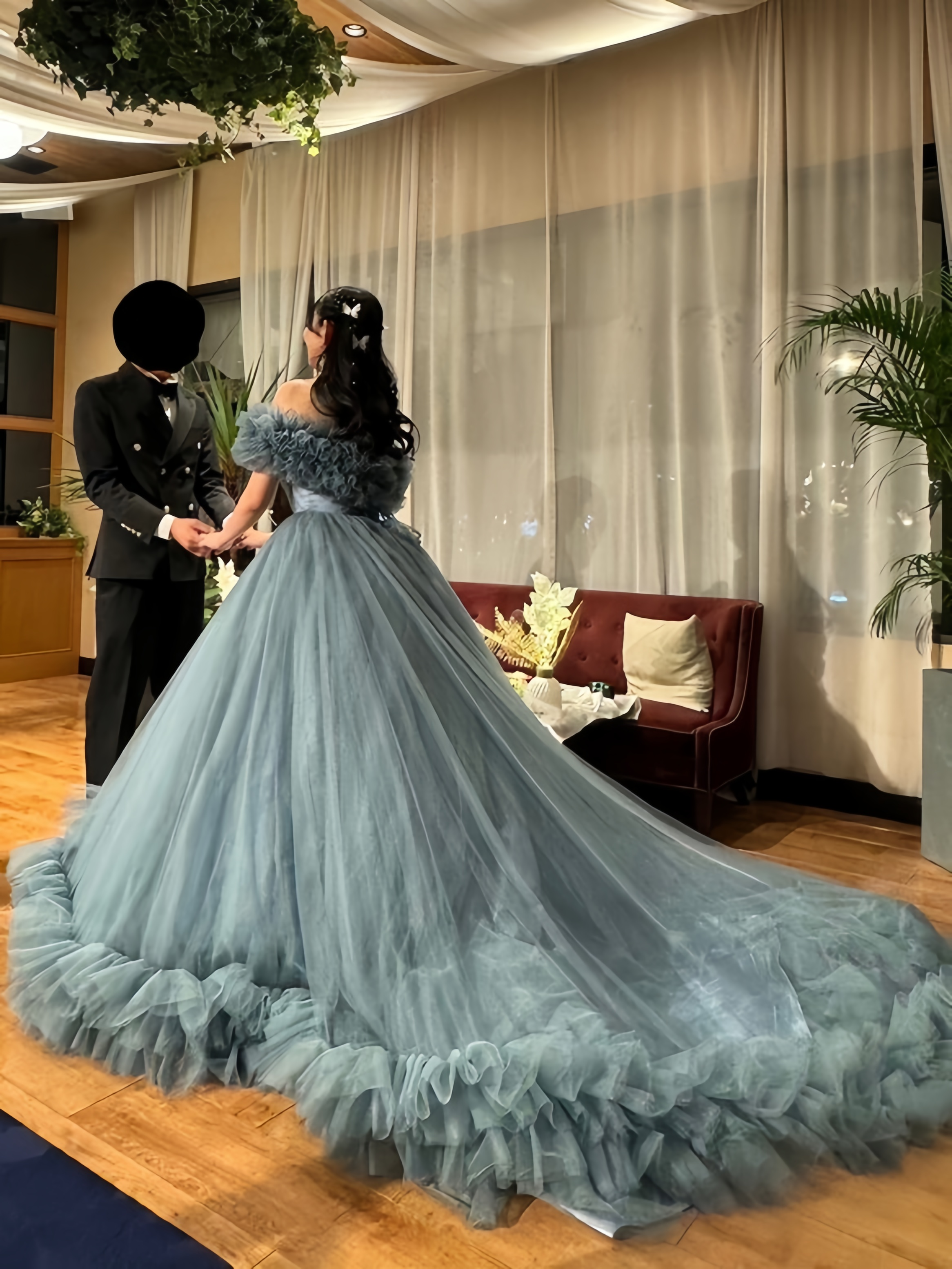 実例写真！カラードレス ブルー 取り外しオフショルダー ラッフルフリル ソフトチュール デザイン感 花嫁