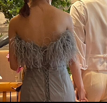 実例写真！カラードレス グレー フェザードレス ソフトチュール マーメイドライン デザイン感 ブライダル 花嫁